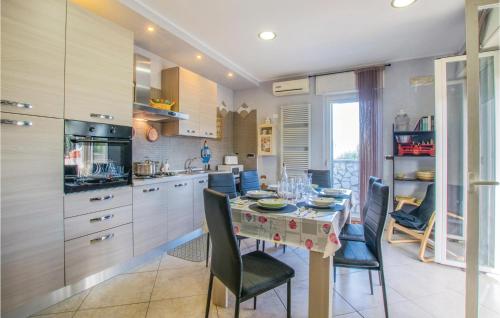 Three-Bedroom Apartment in Bari - image 10