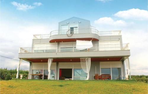 Four-Bedroom Holiday Home in Ancient Sikyona gîte à louer Dhendrón