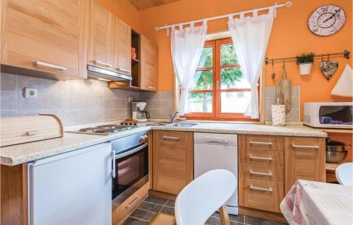 Beautiful Home In Licki Osik With Kitchen
