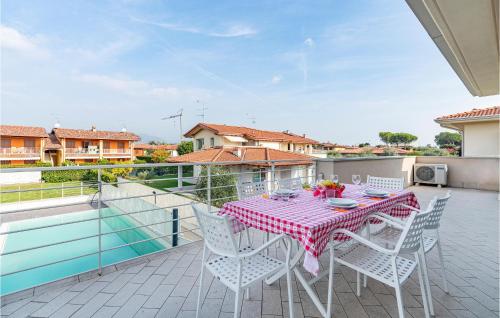  2 Bedroom Lovely Apartment In Puegnago Sul Garda in Raffa
