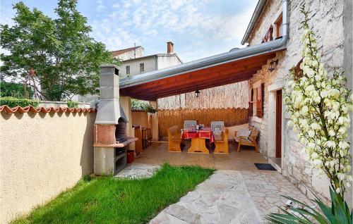 Amazing Home In Peruski With 2 Bedrooms And Wifi - Peruški