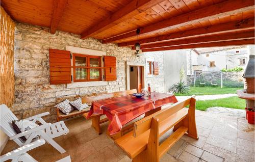 2 Bedroom Gorgeous Home In Peruski