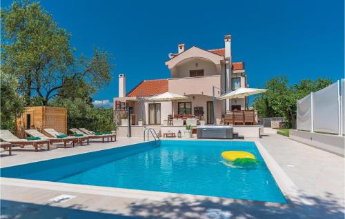  Nice Home In Donji Zemunik With Sauna, Wifi And Outdoor Swimming Pool, Pension in Donji Zemunik