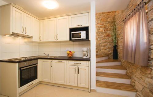 virtuve, Two-Bedroom Holiday Home 0 In Filipana in Filipana
