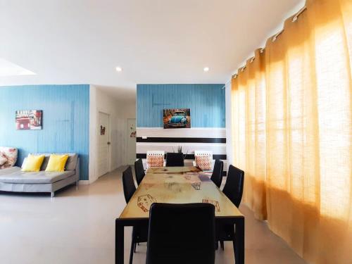 Restaurant, Lalita Pool Villa Huahin Occupies 15-20 people. in Bor Fai