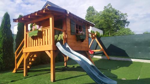 สนามเด็กเล่น, Drevenička Vodníček (Drevenicka Vodnicek) in ลิปตอฟสกี ตรโนเวซ