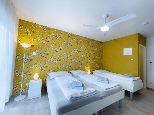 1 queen bed, 1 twin bed