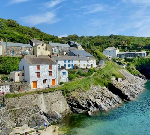 Unique Retreat - 2 Bedroom Cliff Top Cottage With Large Terrace, Veryan, Cornwall