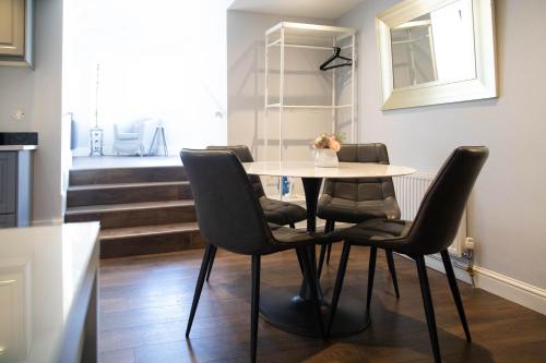 Molloys Apartments - image 11