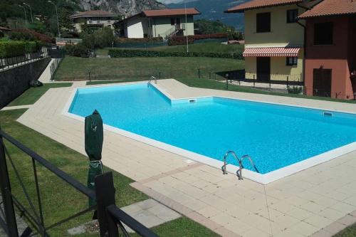 Luxurious attic-swimming pool in Riva Di Solto