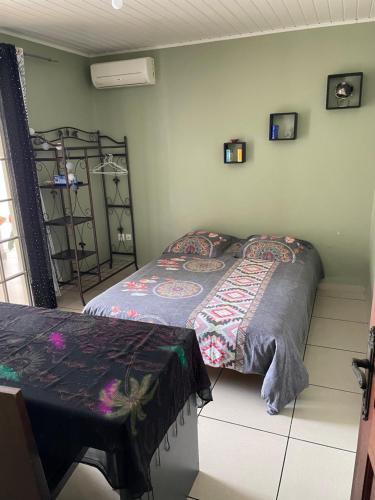 Chambre chez Karine avec accès à la piscine