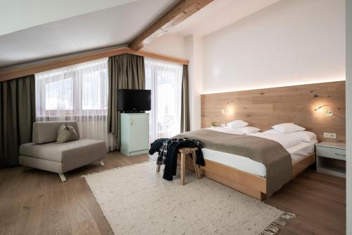 1 queen bed, 1 sofa bed