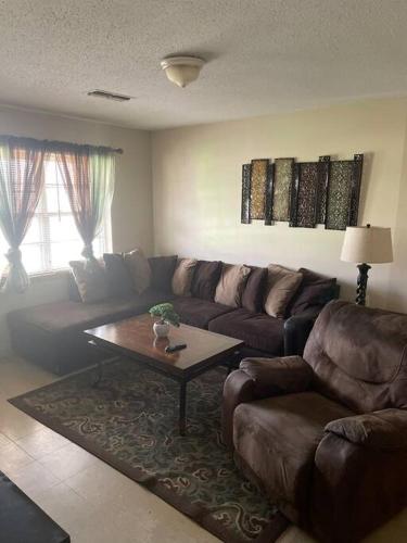 Beautiful Spacious 3 BR brick home for the family in Decatur