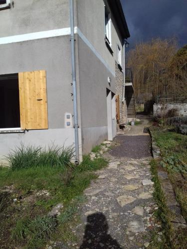 Agréable chambre meublée, vue sur la vallée de l'Auxois