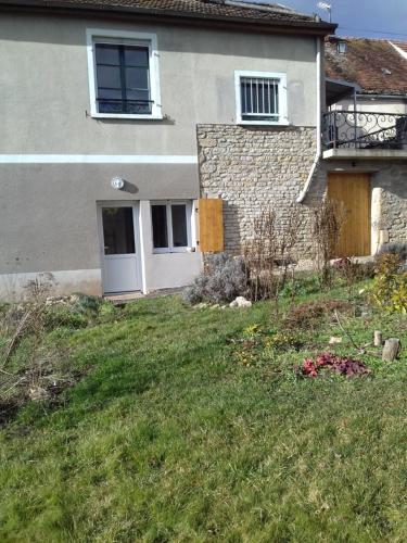 Agréable chambre meublée, vue sur la vallée de l'Auxois