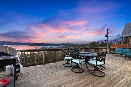 Above It All Getaway in Branson West, USA