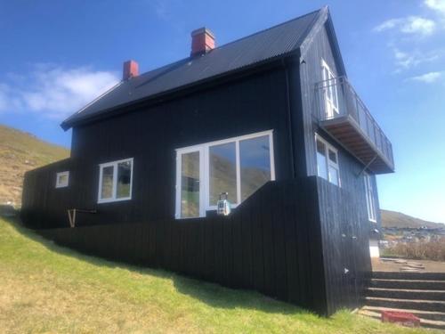 The house with the amazing view in Sørvágur