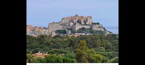 130m2 qui surplombe la baie de Calvi vue citadelle cottage Astro