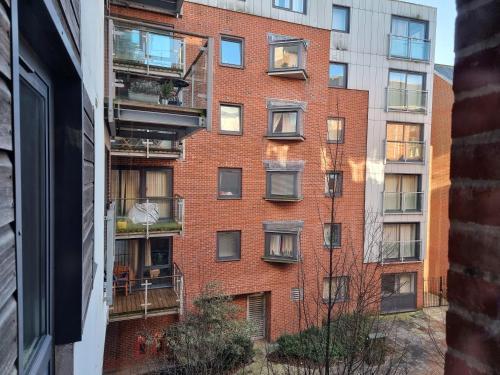 High Street - 2BD Apt - King Beds - Parking - Wise Stays - image 4