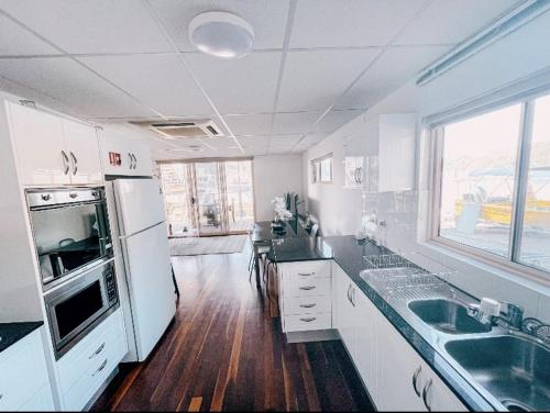 Oasis on the Hawkesbury - Water Views in Ku-Ring-Gai