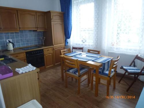 2 bedrooms, 5 beds