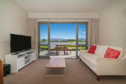 Matarangi Lakeside Gem - Golfers Dream! in Matarangi
