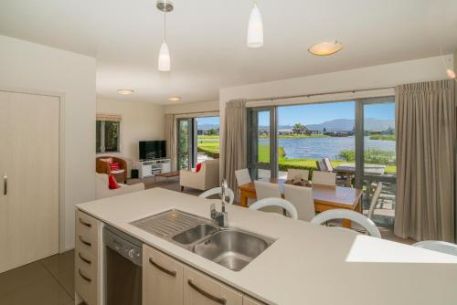 Matarangi Lakeside Gem - Golfers Dream! in Matarangi