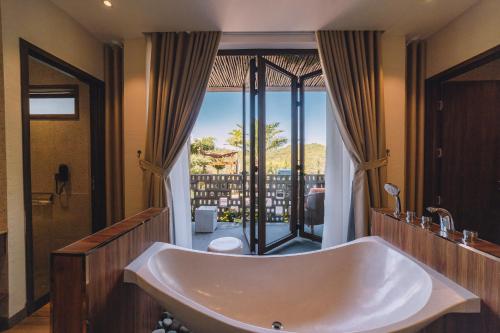 Bathroom, Zen Valley Dalat Resort near The French Quarter
