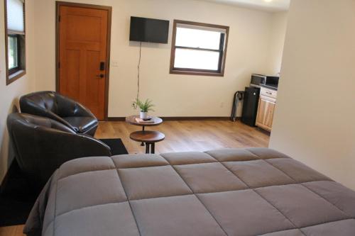 Cabin 4 at Horse Creek Resort, Rapid City (photo 10)