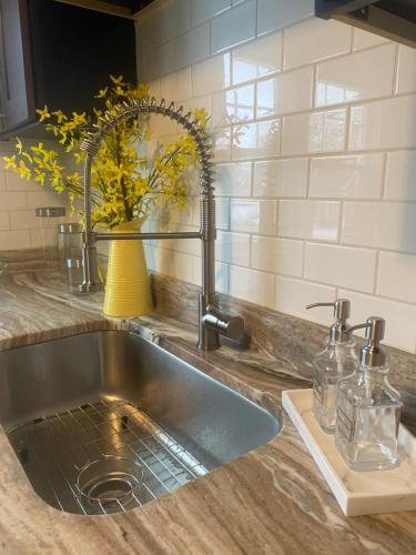 Cozy, Upstairs Apartment Pets Welcome with fee Family Friendly Close to Everything, Cleveland (photo 8)