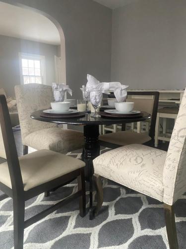 Cozy, Upstairs Apartment Pets Welcome with fee Family Friendly Close to Everything, Cleveland (photo 2)