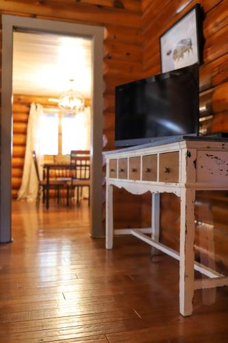 Historic Log Cabin #14 at Horse Creek Resort - image 3