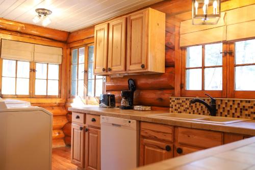 Historic Log Cabin #14 at Horse Creek Resort - image 9