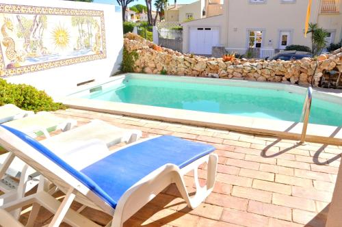 Stylish and well-equipped private pool close to amenities free AC and Wifi - image 3