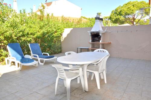 A modern comfortable and well equipped linked villa with private pool and A/c - main image