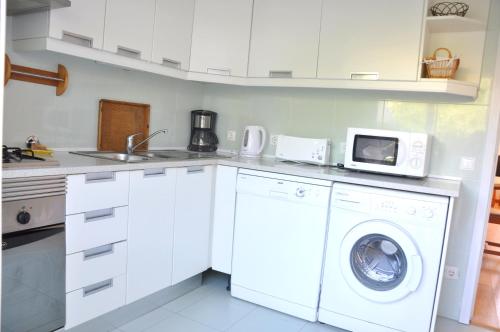 A modern comfortable and well equipped linked villa with private pool and A/c - image 8