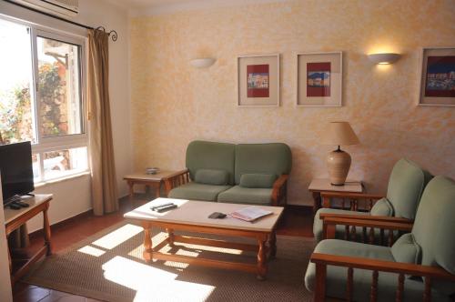 Comfortable and well equipped terrace villa with private pool and air conditioni - image 2