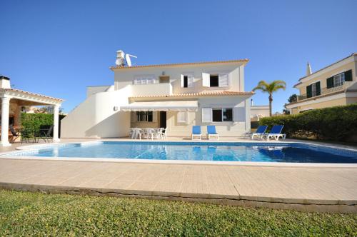 6 bedrooms, walking distance to amenities, private pool, free AC and wifi