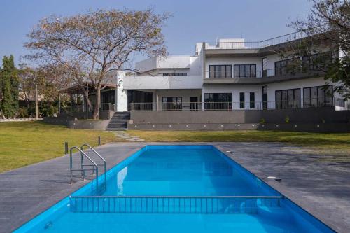 . Earth Song by StayVista - Boasting an Open theatre, Games, Spacious lawn, Swimming pool & Conference room