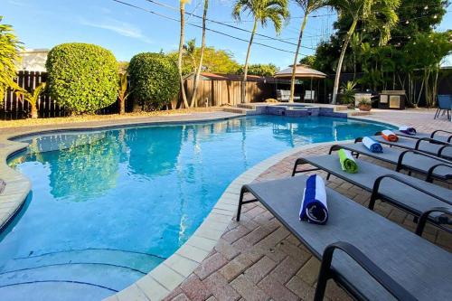 5BR! Pool, Air Hockey, Playground, Gazebo, BBQ, Sleeps 16 in Miami, USA