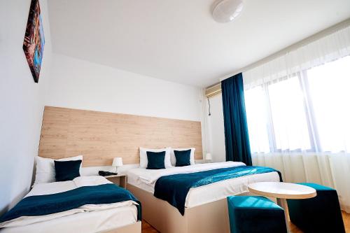Triple Room with Balcony image 3