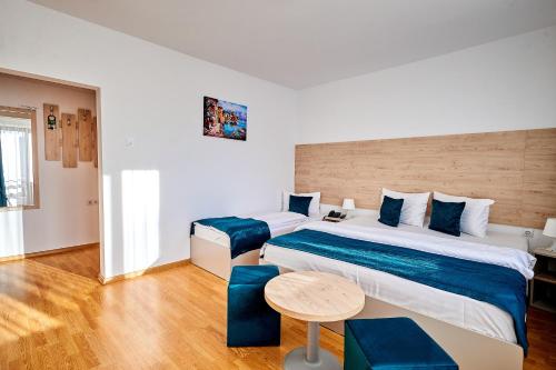 Triple Room with Balcony image 5
