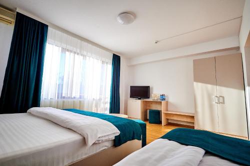 Triple Room with Balcony image 6
