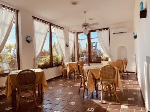 Makanan dan Minuman, Up Hotel in Naples