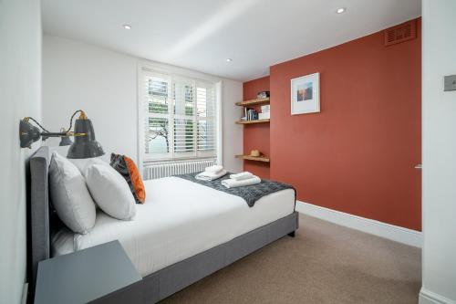 JOIVY Modern 4 bed flat with communal courtyard in Angel, East London