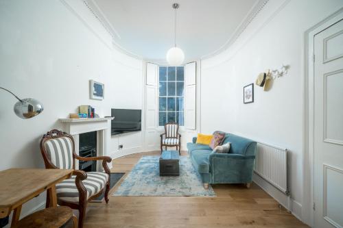 JOIVY Modern 4 bed flat with communal courtyard in Angel, East London