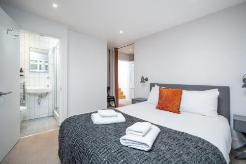 JOIVY Modern 4 bed flat with communal courtyard in Angel, East London