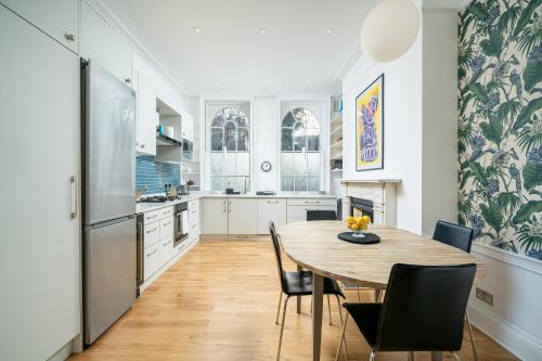 JOIVY Modern 4 bed flat with communal courtyard in Angel, East London