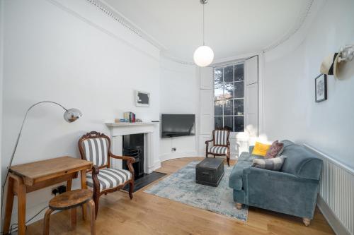 JOIVY Modern 4 bed flat with communal courtyard in Angel, East London