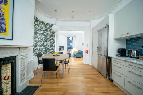 JOIVY Modern 4 bed flat with communal courtyard in Angel, East London